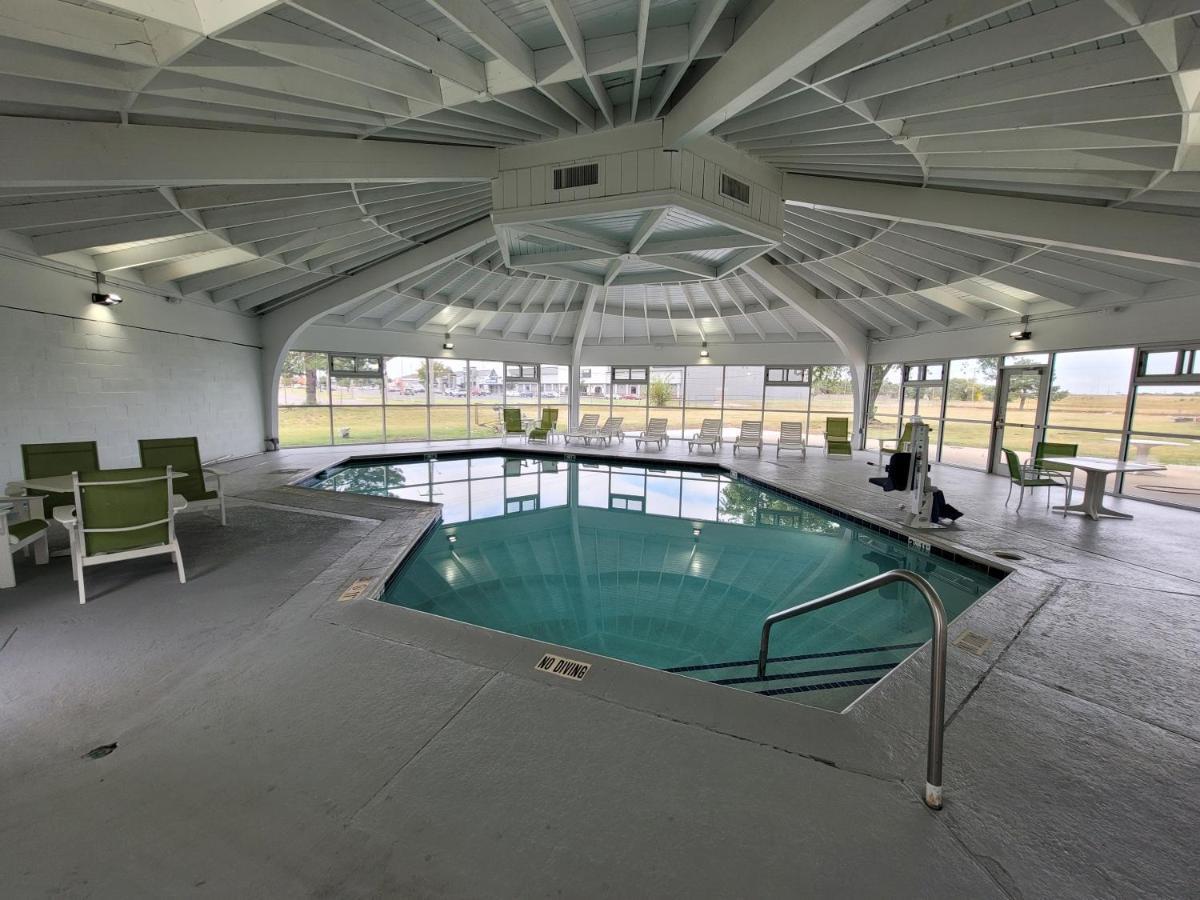 Wingate By Wyndham Wichita Airport Hotel Exterior foto