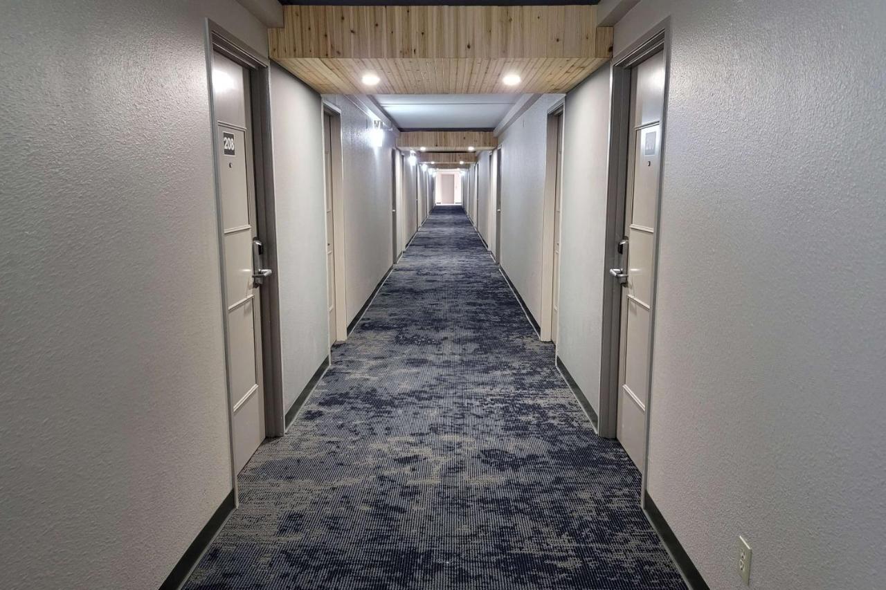 Wingate By Wyndham Wichita Airport Hotel Exterior foto