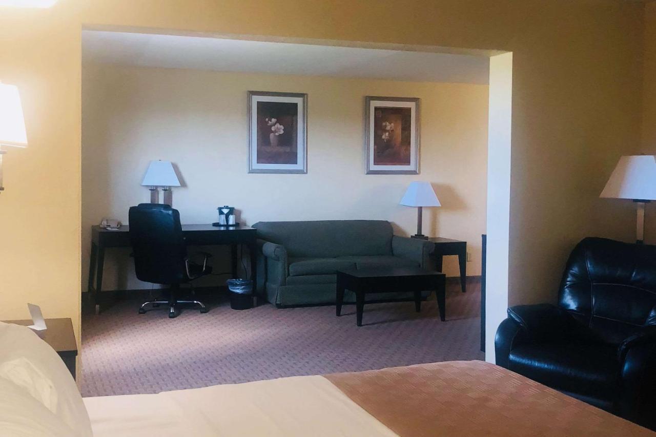 Wingate By Wyndham Wichita Airport Hotel Exterior foto