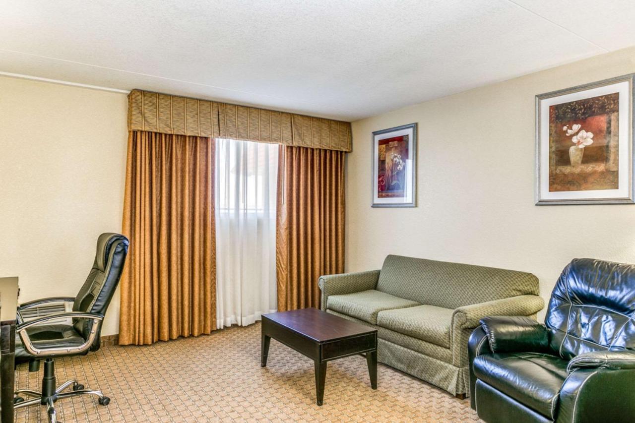Wingate By Wyndham Wichita Airport Hotel Exterior foto