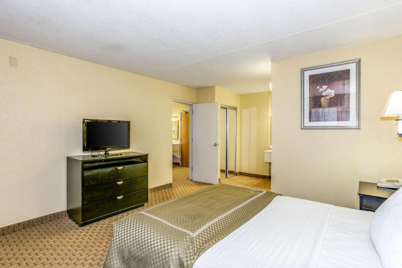 Wingate By Wyndham Wichita Airport Hotel Exterior foto